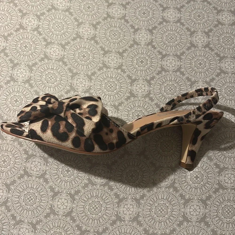PRETTY! These shoes give your feet, ankles and legs an instantly gorgeous look - Picture 2 of 3